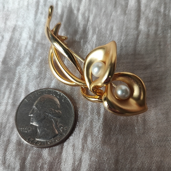 Double Gold Tone Vintage Flower Calla Lily Brooch Lapel Pin Faux Pearls Unsigned - Picture 2 of 9